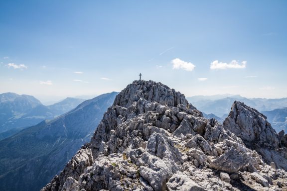 Der Jenner Ein Berggipfel, umgeben von einer beeindruckenden Berglandschaft.