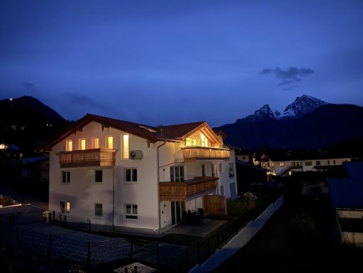 Außenansicht mit den beiden Balkons Das Gipfelglück vor dem Watzmann