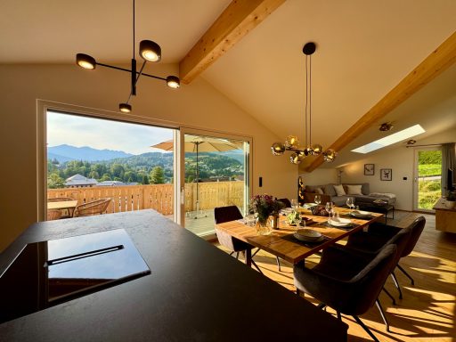 Der Essbereich wird großzügig von der Sonne durchflutet und bietet einen tollen Ausblick auf das Bergpanorama Der sonnendurchflutete Essbereich