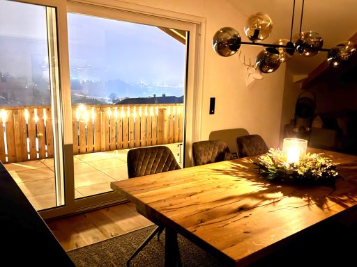 Winterliche Stimmung mit Blick auf die historische Altstadt Esstisch mit winterlicher Dekoration