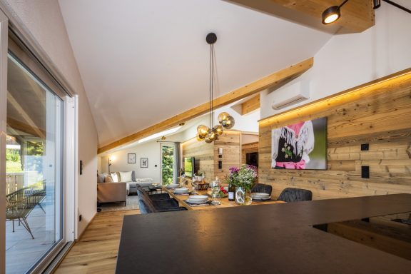 Drei Klimaanlagen sorgen für angenehme Temperaturen auch im Sommer Modernes Wohnzimmer mit Holzdekor, Glasfront und zeitgemäßer Beleuchtung.